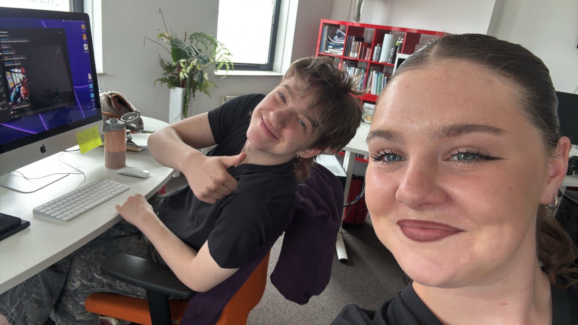 Indy en Alexander op kantoor